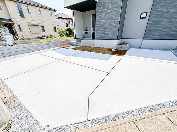 【駐車場】ゆったりとした駐車スペースを確保。大きめのお車でもOK。