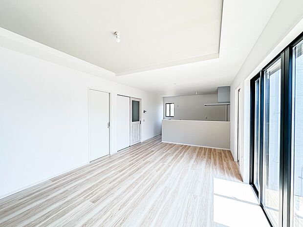 【LDK18帖】シンプルなデザインの家は風情がある。住む人のこだわりを感じる。外観も内装もいたってシンプル。居心地がよく、家事や趣味、子育てなどにも集中できる。家も人間も熟成するほどシンプル…