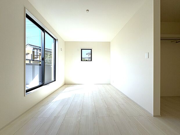 【1号棟 洋室7.5帖】大型WICとサブの収納スペースも備えた主寝室・2階2部屋に東南向きのバルコニー付き