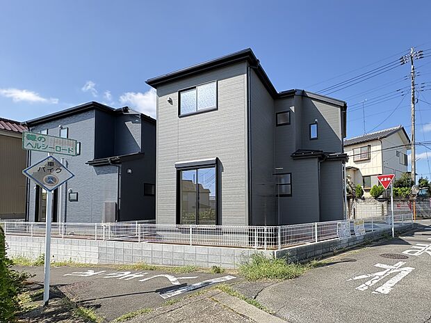 【1号棟 外観】3方角地の1号棟（写真中央）北東側は遊歩道・河川に近い立地ですが、対岸や南側と比較し高台に位置する現地です