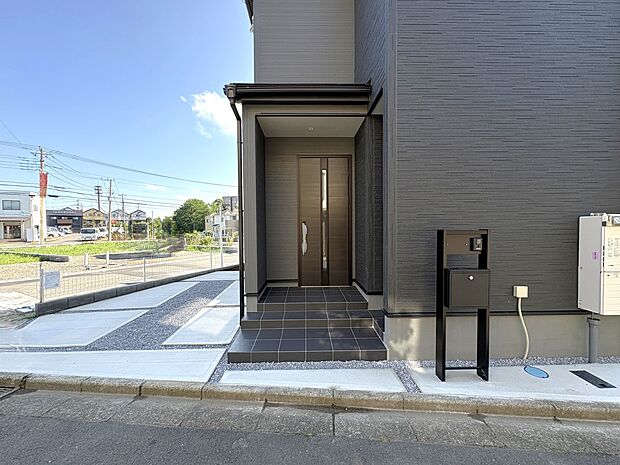 【1号棟 外観】ラクラク 電子キー採用の玄関ドア・耐震3等級 ・税制控除メリット拡大の「長期優良住宅」
