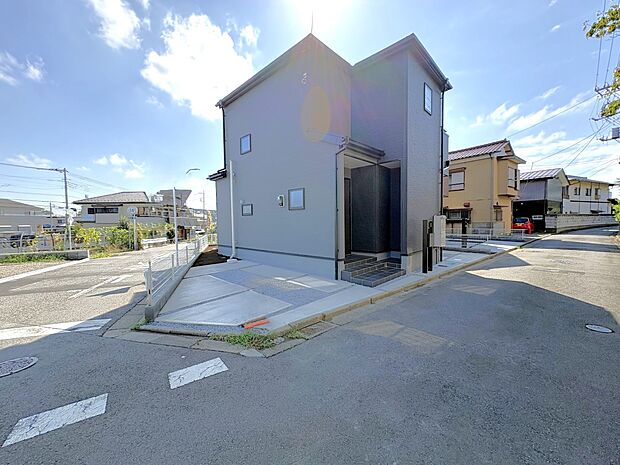 【1号棟 現地外観】3方角地の1号棟（写真中央）北東側は遊歩道・自然豊か、穏やかな住環境
