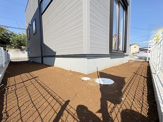 【1号棟 庭】各棟 「庭スペース」・隣地との空間も広く、採光や通風も良好!