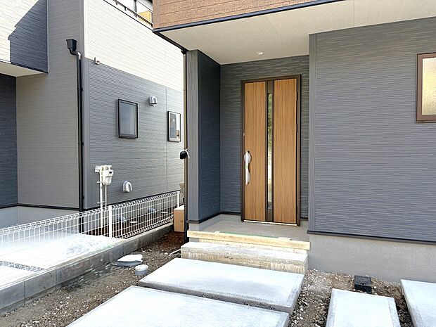 【2号棟 玄関】広々ゆとりの玄関エントランス・「電子キー」採用、荷物を持っての開施錠もラクラク!