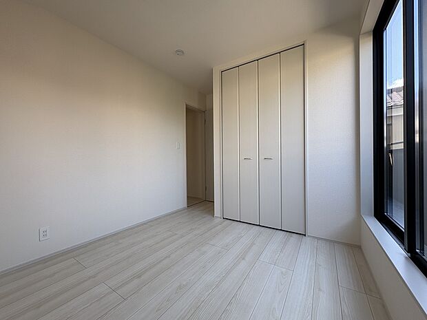 【2号棟 洋室5帖】2階2部屋にバルコニー付き・全室に収納クローゼットを完備