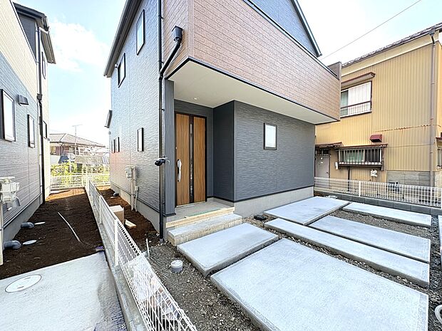 【2号棟 外観】ラクラク 電子キー採用の玄関ドア・耐震3等級 ・税制控除メリット拡大の「長期優良住宅」