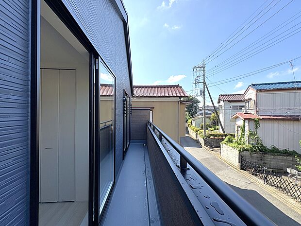 【2号棟 バルコニー】2部屋につながるワイドバルコニー