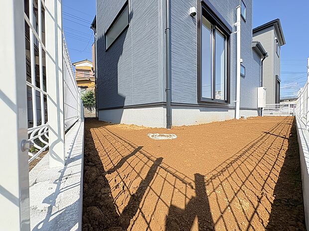 【2号棟 庭】各棟 「庭スペース」・隣地との空間も広く、採光や通風も良好!