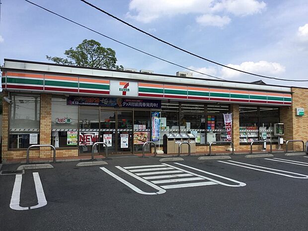 コンビニ 547m セブンイレブンさいたま太田窪5丁目店(セブンイレブンは近くて便利を掲げています。近くとは、心の近さ。便利とはモノが期待以上の品質でお客さまに届くこと。セブン銀行など新しい…