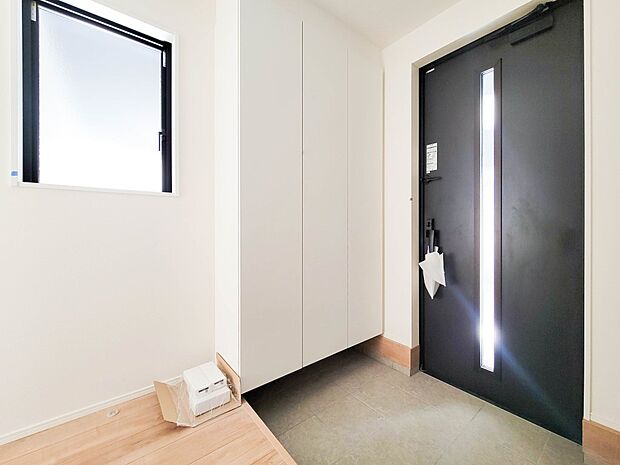 1号棟【シューズボックス(下駄箱)】 大型のシューズボックスには靴やブーツ、サンダルはもちろん、ハンカチや手袋、バック類などのお出かけ用品、印鑑や朱肉なども収納可能です。