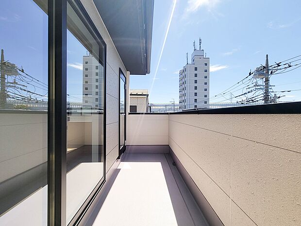 2号棟【バルコニー】 バルコニーから差し込む陽光・通風は、住環境・快適性と共に有り続ける貴重な「財産」です。