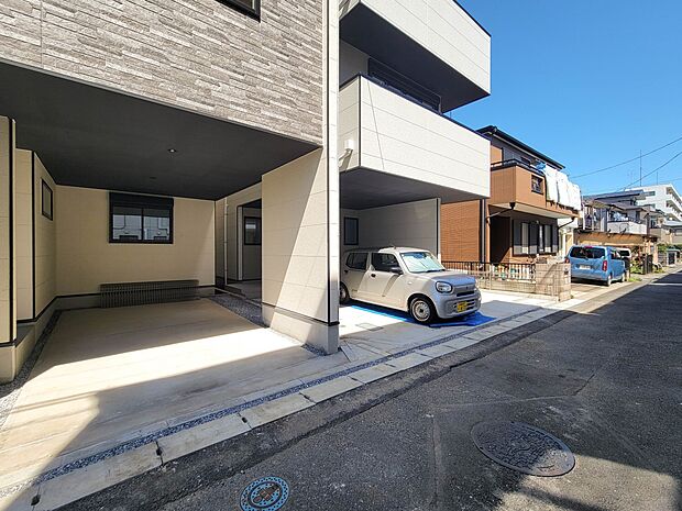 2号棟【駐車場】毎日の生活にマイカーが必須という方は、購入を検討する際、駐車場があることは大事な条件です。毎日の通勤や家族の送迎、買い物やお出かけなどクルマのある暮らしを満喫したい方は要チェ…