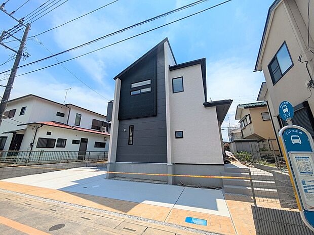 【玄関アプローチ】  玄関はおうちの顔と言われます。玄関アプローチは、外観デザインの印象を左右します。ご家族の個性を出しながら、素敵な玄関でお客様をお迎えしてください。
