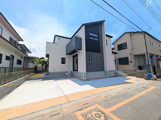 カースペース2台可/駐輪スペース。広々カースペースです。自転車、バイクなども置き場に困りません。