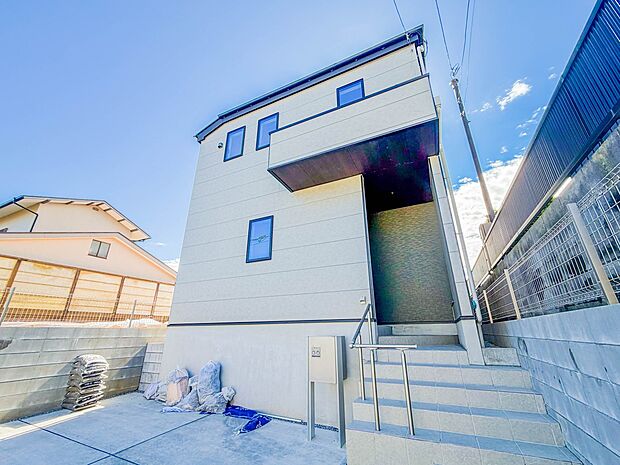 【玄関】家の顔となる玄関は、高いデザイン性が求められます。高級感と断熱性、防犯性に優れた玄関ドアを標準装備。ピッキング対策のセキュリティサムターン等、防犯に考慮しました。
