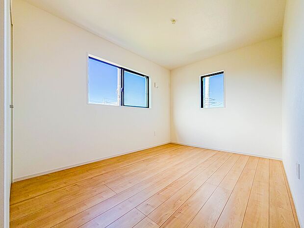 【子供部屋】お子様のお部屋にぴったりなクロークを備えたフローリング仕様の洋室です。