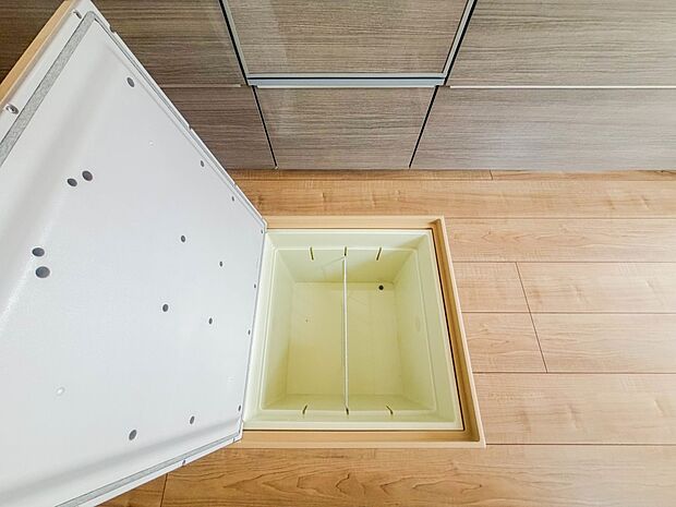 【Underfloor storage-床下収納】キッチンの下には点検口を兼ね備えた床下収納がございます。