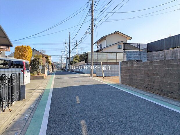 【前面道路】家の前をまっすぐの通りが走っている。クルマは少なく、人々は毎朝、ウォーキング、ジョギング、犬の散歩など、フリーな朝時間を過ごしている。