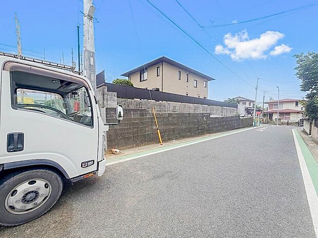 【前面道路-幅員約5.9m公道-】家の前は広い通りになっていますが、クルマが比較的少なく。家のまわりで遊ぶお子さまも大丈夫です。