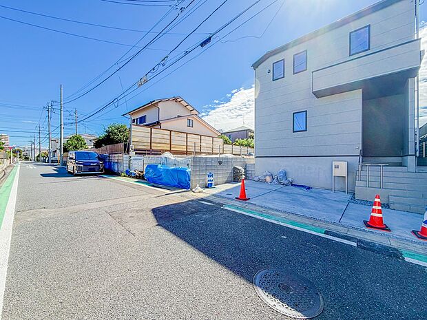 【前面道路-幅員約5.9ｍ公道-】車の通行が少ないので、静かな住環境を維持することができます。