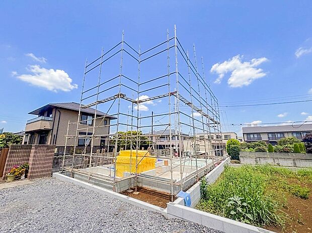 【現地外観-南東側からの画像-】周囲に遮るものがないため、明るく開放的で理想的な住まいが実現できます。