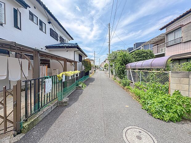 【前面道路】車の通行が少ないので、静かな住環境を維持することができます。