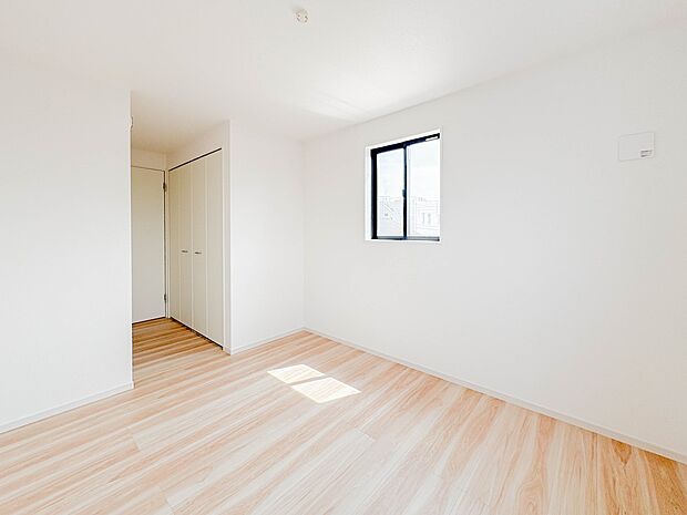 お子様のお部屋にぴったりなクロークを備えたフローリング仕様の洋室です。