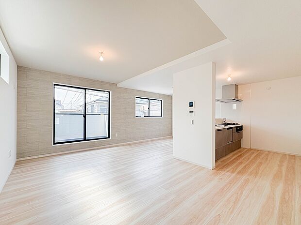 【リビングダイニング】シンプルなデザインの家は風情がある。住む人のこだわりを感じる。外観も内装もいたってシンプル。居心地がよく、家事や趣味、子育てなどにも集中できる。家も人間も熟成するほどシ…