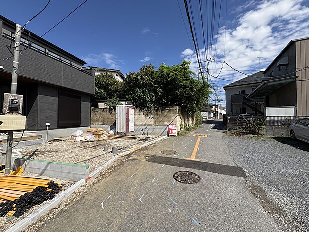 【前面道路、公道 約6m】車の通行が少ないので、静かな住環境を維持することができます。