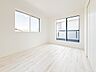 子供部屋：【子供部屋】お子様のお部屋にぴったりなクロークを備えたフローリング仕様の洋室です。