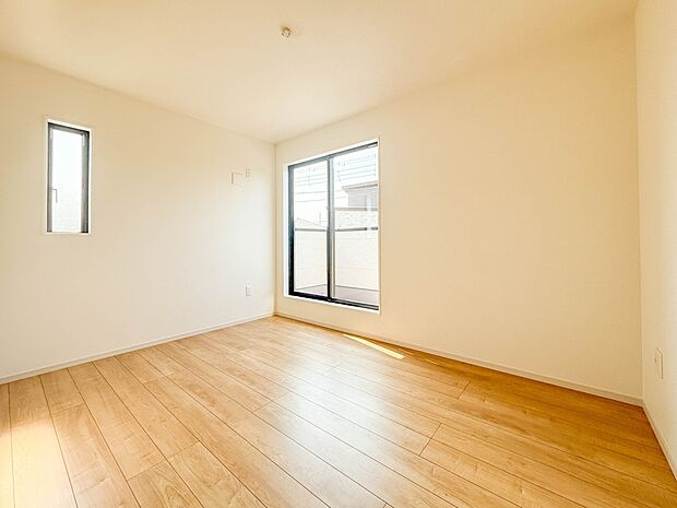 【子供部屋】お子様のお部屋にぴったりなクロークを備えたフローリング仕様の洋室です。