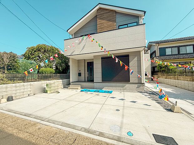 1号棟【駐車場】毎日の生活にマイカーが必須という方は、購入を検討する際、駐車場があることは大事な条件です。毎日の通勤や家族の送迎、買い物やお出かけなどクルマのある暮らしを満喫したい方は要チェ…
