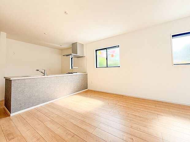 【リビングダイニング】シンプルなデザインの家は風情がある。住む人のこだわりを感じる。外観も内装もいたってシンプル。居心地がよく、家事や趣味、子育てなどにも集中できる。家も人間も熟成するほどシ…