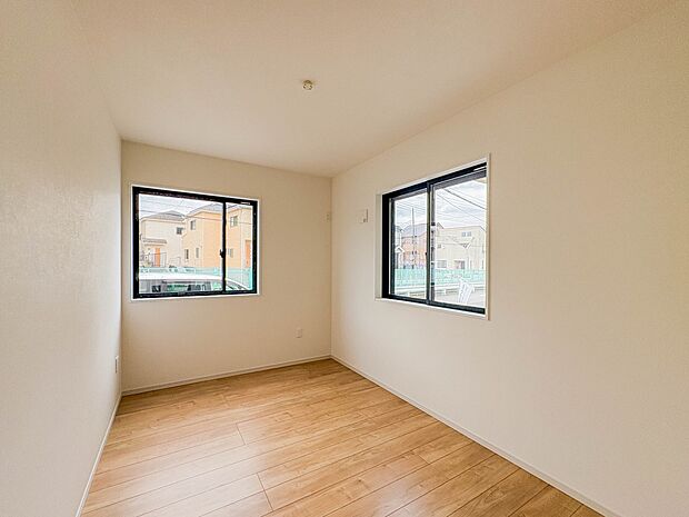 【子供部屋5帖】お子様のお部屋にぴったりなクロークを備えたフローリング仕様の洋室です。