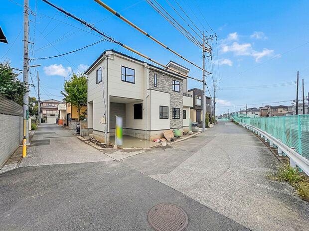 【前面道路】車の通行が少ないので、静かな住環境を維持することができます。