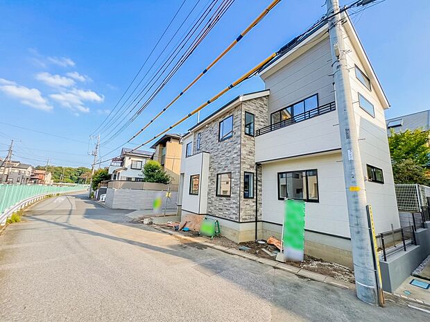 【外観】家族の温かさと陽光の暖かさ、楽しい毎日と明るい未来を予感させる「空間が織り成すひとつ先の住み心地」を演出します。