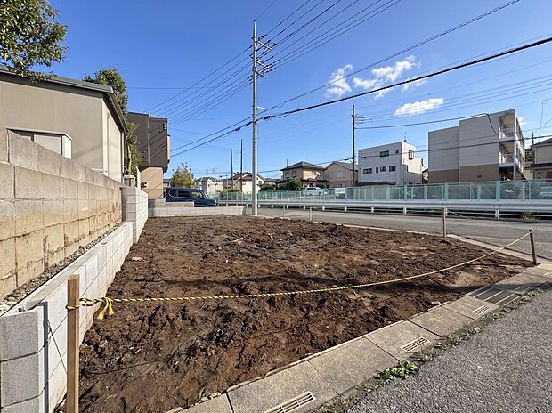 【現地土地写真】車の通行が少ないので、静かな住環境を維持することができます。