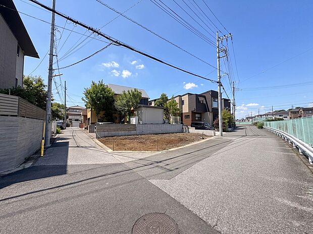 【前面道路】車の通行が少ないので、静かな住環境を維持することができます。