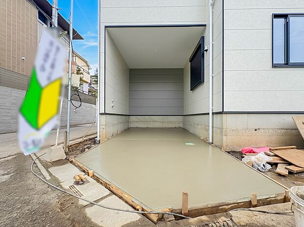 【駐車場】毎日の生活にマイカーが必須という方は、購入を検討する際、駐車場があることは大事な条件です。毎日の通勤や家族の送迎、買い物やお出かけなどクルマのある暮らしを満喫したい方は要チェック。…