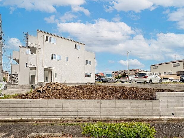 【外観】家族の温かさと陽光の暖かさ、楽しい毎日と明るい未来を予感させる「空間が織り成すひとつ先の住み心地」を演出します。