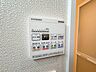 設備：【浴室暖房乾燥機】  雨の日の部屋干しは乾きにくく、生乾きの臭いが気になります。浴室暖房乾燥機があればそんな心配はいりません。換気や暖房機能もあるのでカビの発生や寒い日のヒートショックも防ぎ…