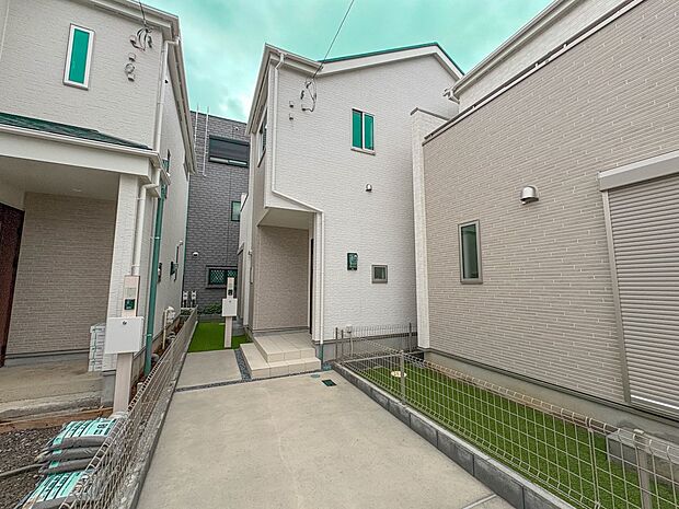 【現地外観】陽当りや通風性など各所に施された工夫で住みやすさを実現。部屋の大きさや周辺環境・街並など、資料には掲載していない情報が現地にはたくさんございます。是非ご確認下さい。※青空はイメー…