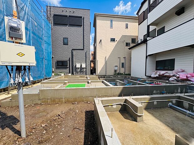 【現地外観】陽当りや通風性など各所に施された工夫で住みやすさを実現。部屋の大きさや周辺環境・街並など、資料には掲載していない情報が現地にはたくさんございます。是非ご確認下さい。※青空はイメー…