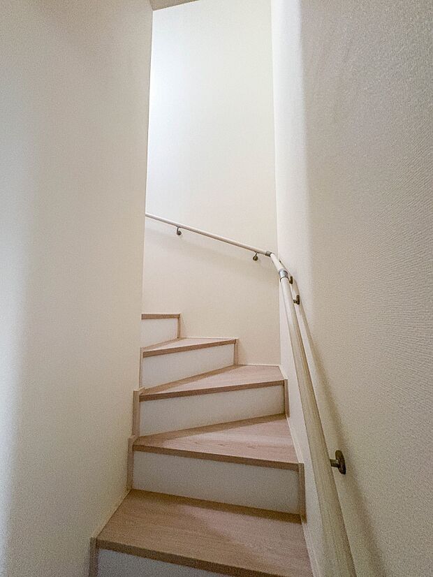 【手すり付階段】手すりがないと階段の昇り降りで危険なことはもちろん、壁に手をつきながら歩くことで壁紙が汚れやすくなります。すべての方に快適に昇り降りしていただくため、手すりを設置しました。