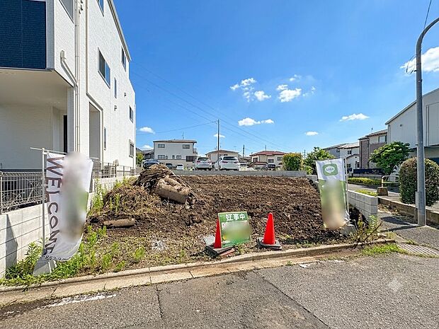 【駐車場】毎日の生活にマイカーが必須という方は、購入を検討する際、駐車場があることは大事な条件です。毎日の通勤や家族の送迎、買い物やお出かけなどクルマのある暮らしを満喫したい方は要チェック。…