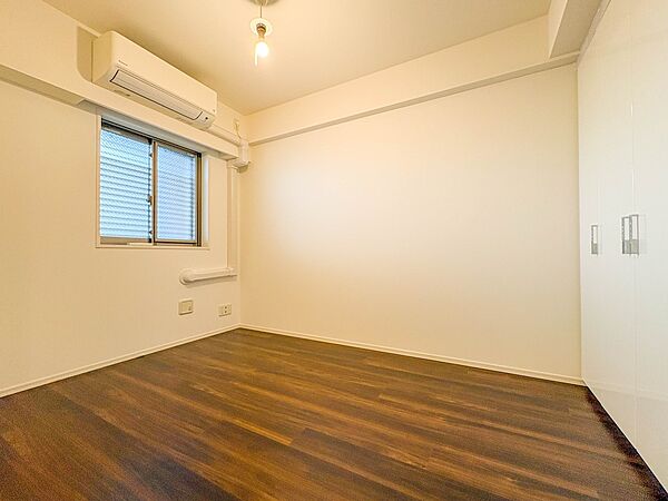 【子供部屋5帖】お子様のお部屋にぴったりなクロークを備えたフローリング仕様の洋室です。