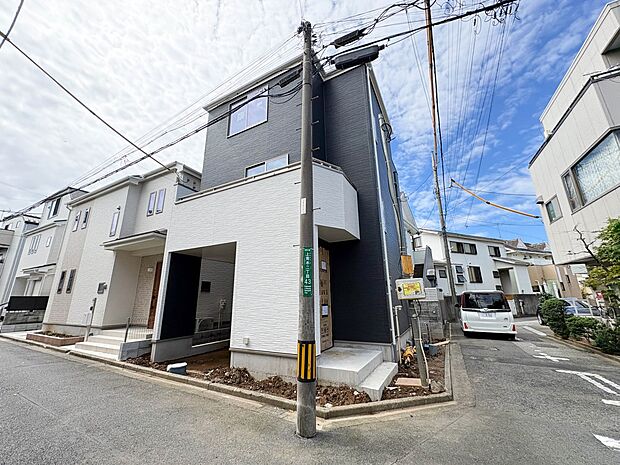 【外観】家族の温かさと陽光の暖かさ、楽しい毎日と明るい未来を予感させる「空間が織り成すひとつ先の住み心地」を演出します。