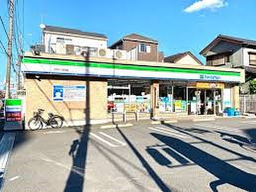 コンビニ 449m ファミリーマート川口十二月田店(ファミリーマートの強さは、少量のお惣菜を売るファミデリカとドラッグストアと組んだコラボ。サラダを中心にしたヘルシー食材が充実のコンビニです…