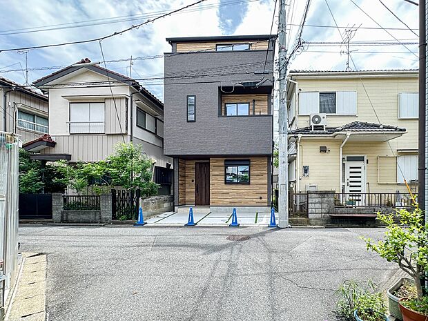 【前面道路】陽当りや通風性など各所に施された工夫で住みやすさを実現。部屋の大きさや周辺環境・街並など、資料には掲載していない情報が現地にはたくさんございます。是非ご確認下さい。