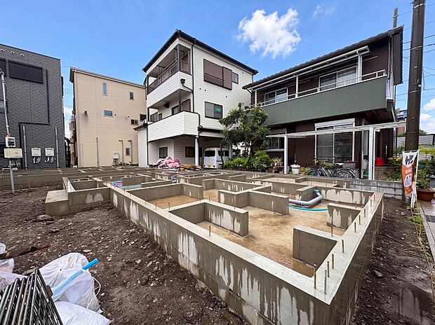 【現地外観】陽当りや通風性など各所に施された工夫で住みやすさを実現。部屋の大きさや周辺環境・街並など、資料には掲載していない情報が現地にはたくさんございます。是非ご確認下さい。※青空はイメー…